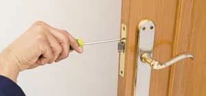 Affordable Locksmith Services Quincy, MA 617-580-9105 - trunk-unlock-01